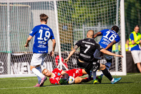 Umeå FCs målvakt Pontus Eriksson räddar Örebros Erik