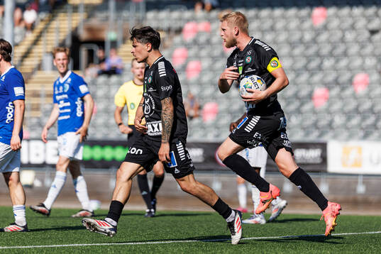 Örebros Karl Holmberg jublar