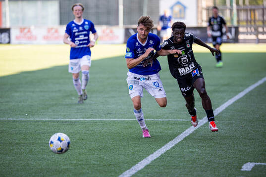 Umeå FCs Tim Olsson och Örebros Blessing Asumang Dankwah