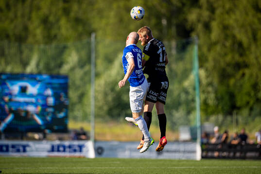 Umeå FCs Stefan Lindmark och Örebros Karl Holmberg