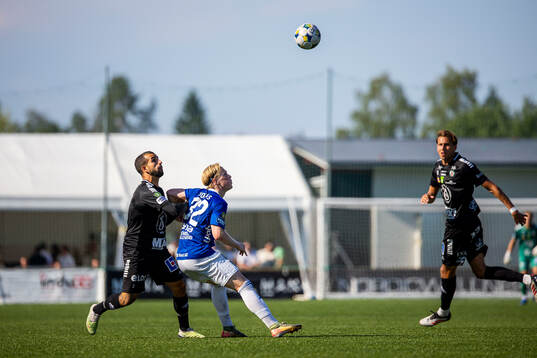 Örebros Alai Hussain Ghasem och Umeå FCs Jörgen Voilås