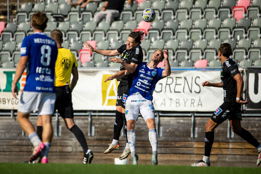 Örebros John Stenberg och Umeå FCs Eythor Martin