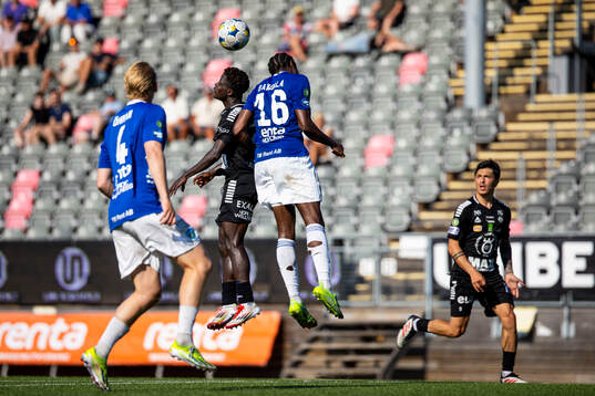 Örebros Blessing Asumang Dankwah och Umeå FCs Djoseph