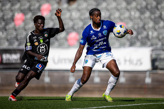 Örebros Blessing Asumang Dankwah Umeå FCs Djoseph Bangala