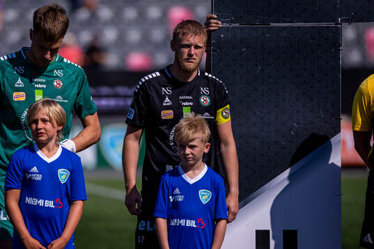 Örebros Karl Holmberg innan fotbollsmatchen i Superettan