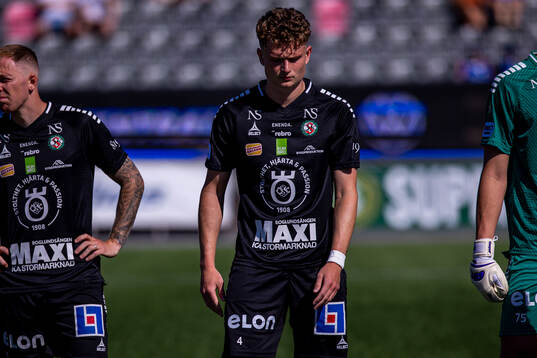 Örebros Erik McCue innan fotbollsmatchen i Superettan