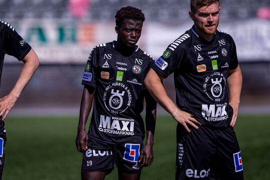 Örebros Blessing Asumang Dankwah innan fotbollsmatchen i