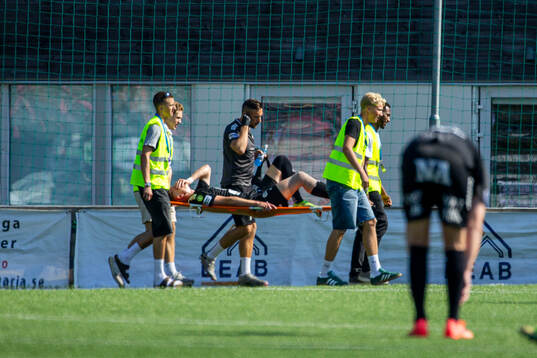 Örebros Erik McCue bärs av planen