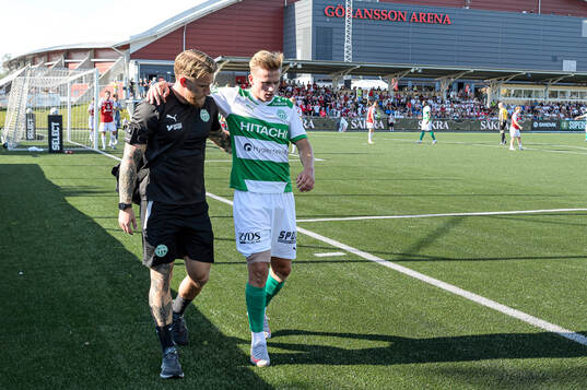 Västerås Jens Magnusson lämnar planen skadad