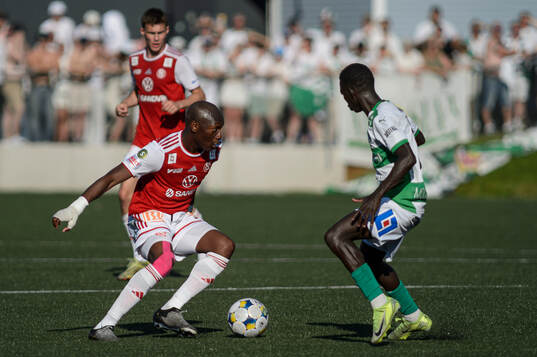 Sandvikens IFs Moonga Simba och Västerås Mamadou Ousmane