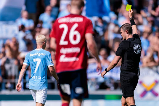 Malmö FFs Otto Rosengren får gult kort av domare Erik