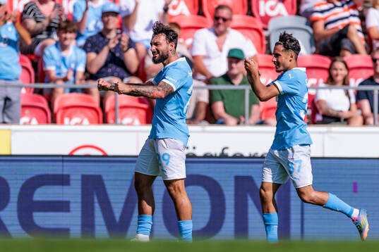 Malmö FFs Sead Haksabanovic och Adrian Skogmar jublar