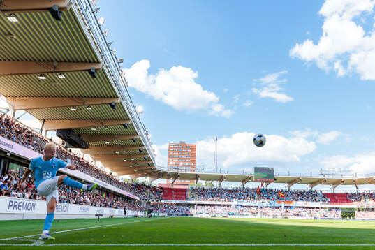 Malmö FFs Otto Rosengren slår en hörna