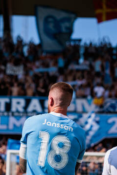 Malmö FFs Pontus Jansson jublar framför supportrarna