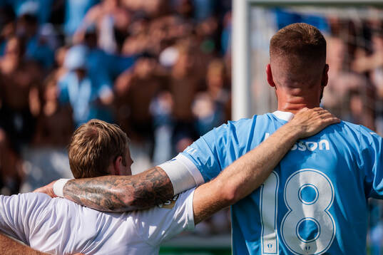 Malmö FFs Pontus Jansson jublar framför supportrarna