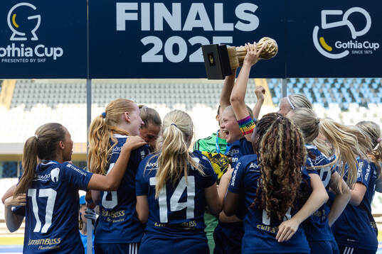 Älvsjös spelare jublar med pokalen