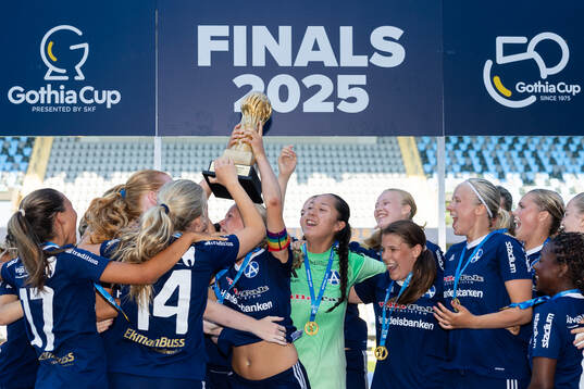 Älvsjös spelare jublar med pokalen