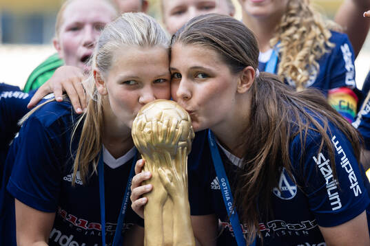 Älvsjös spelare jublar med pokalen