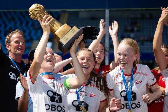 Fredrikstads spelare jublar med pokalen