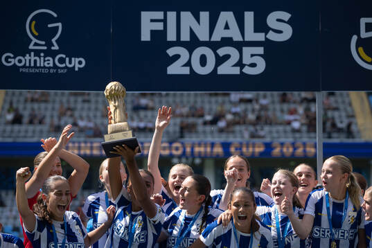 IFK Göteborgs spelare jublar med pokalen