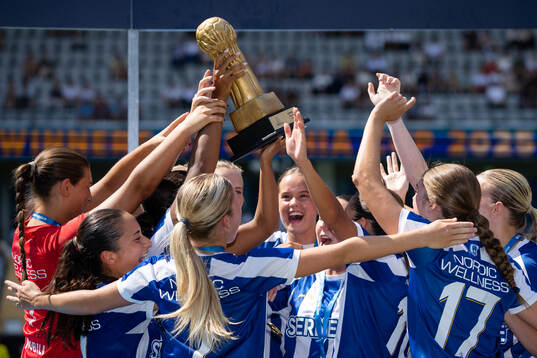 IFK Göteborgs spelare jublar med pokalen