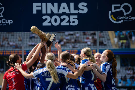 IFK Göteborgs spelare jublar med pokalen