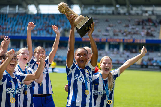 IFK Göteborgs spelare jublar med pokalen