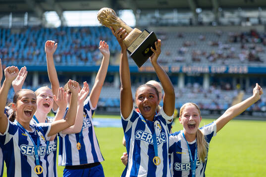 IFK Göteborgs spelare jublar med pokalen