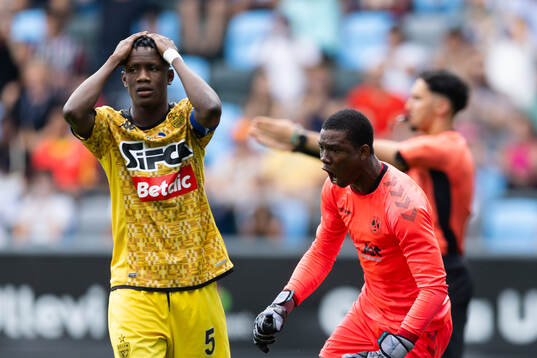 Beyond Limits målvakt Daniel Aiyenugba jublar