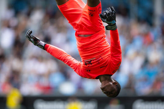 Beyond Limits målvakt Daniel Aiyenugba jublar