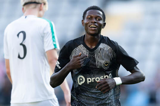 Sporting Supremes Ahmed Njundu Kanyi jublar