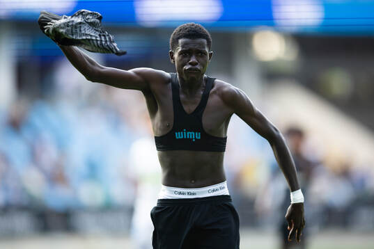 Sporting Supremes Ahmed Njundu Kanyi jublar