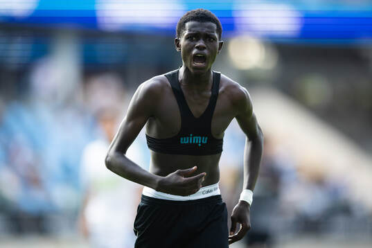 Sporting Supremes Ahmed Njundu Kanyi jublar
