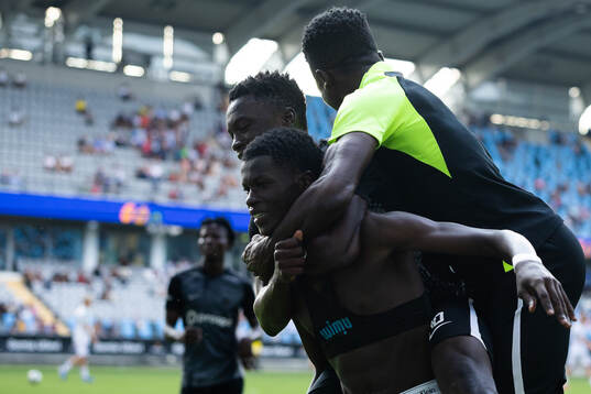 Sporting Supremes Ahmed Njundu Kanyi jublar