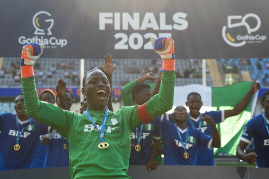 Nigerian Eagles målvakt jublar