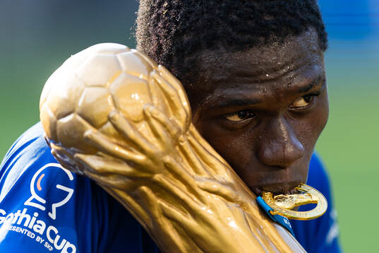 En Nigerian Eagles spelare kysser pokalen