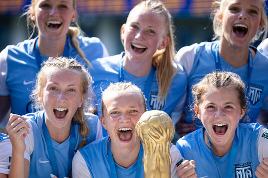 Minnesota Thunder Academys spelare jublar med pokalen