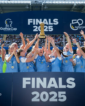 Minnesota Thunder Academys spelare jublar med pokalen