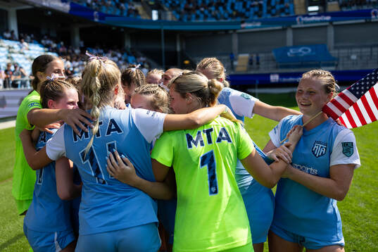Minnesota Thunder Academys spelare jublar
