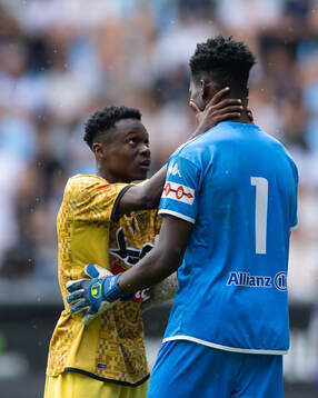 Mimosa spelare kramar om varandra