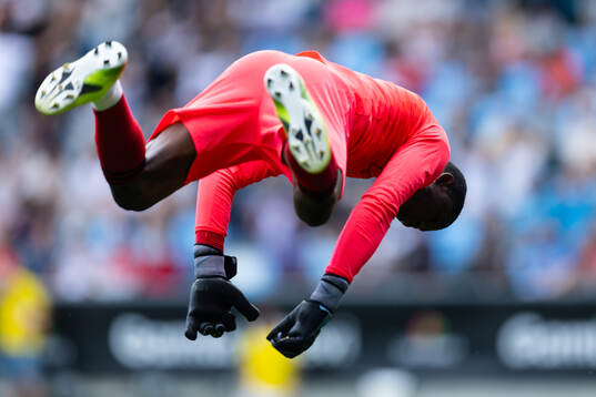 Beyond Limits målvakt Daniel Aiyenugba jublar