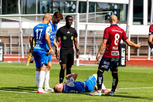 Oddevolds Adam Engelbrektsson liggandes skadad