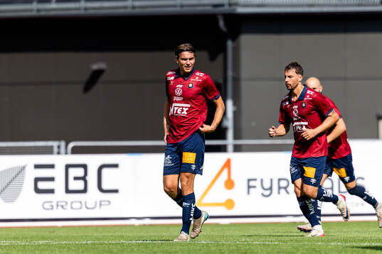 Örgrytes Noah Christoffersson har gjort 0-1 och jublar