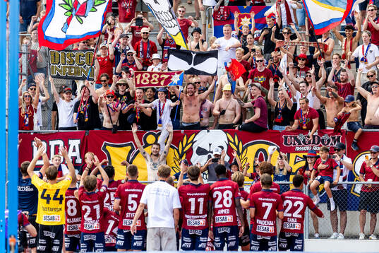 Örgrytes spelare jublar med fansen