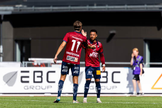 Örgrytes Noah Christoffersson har gjort 0-1 och jublar