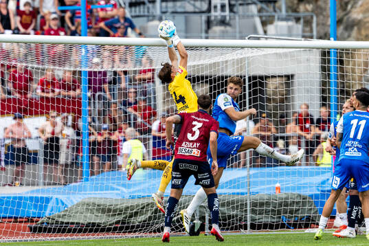 Örgrytes målvakt Hampus Gustafsson räddar en hörna