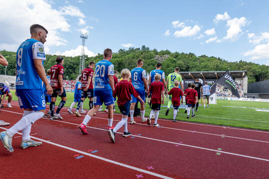 Oddevold och Örgrytes spelare marscherar in
