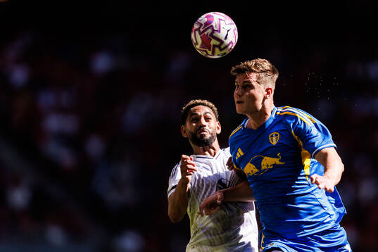 Matheus Cunha of Manchester United and Jaka Bijol of Leeds