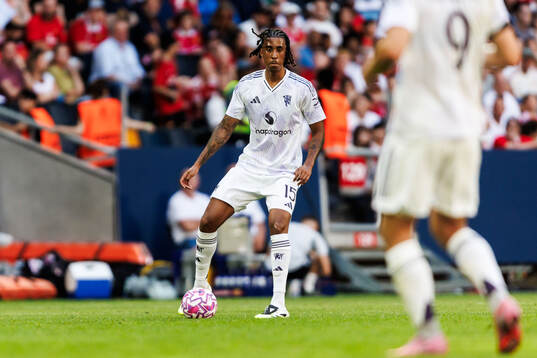 Leny Yoro of Manchester United