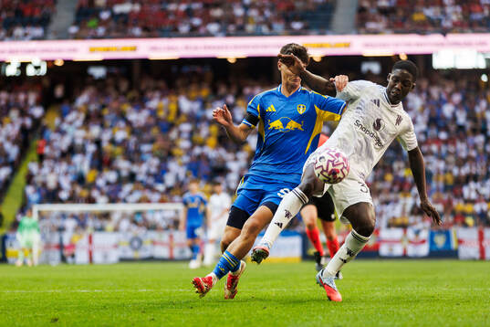 Charlie Crew of Leeds United and Kobbie Mainoo of